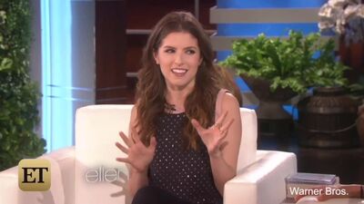 Como Anna Kendrick evitou um deslize no decote nos GRAMMYs de 2015