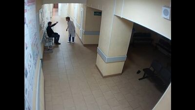 Agression de médecins par un patient à Veliki Novgorod (vidéo VHS)