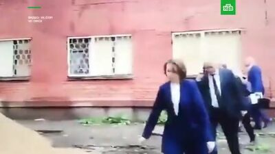 A presidente da Câmara de Omsk passeou pelas ruas da sua cidade e caiu numa poça