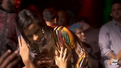 Cardi B laisse ses fans lui toucher les seins Cardi B public give fans to touch her boobs violée sœur baise se fait baiser seins de