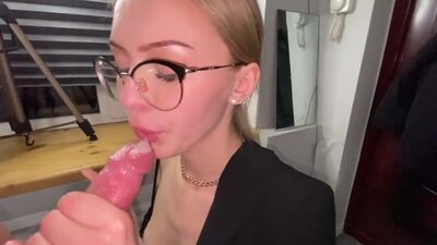 KORE PETORKA JĘZYKÓW PRACUJE USTAMI JUŻ NA PIERWSZEJ LEKCJI [PORNO, SEKS ANALNY, DOMOWE, PORN, HARDCORE, BLOWJOB