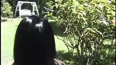 Foda erótica: um garanhão fode uma miúda excitada e depois penetra-a