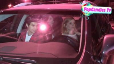 Max Minghella und Kate Mara begrüßen zusammen mit Rashida Jones einen Fan beim Verlassen des „Craigs“ in West Hollywood