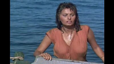 Sophia Loren desnuda - Sophia Loren: «El niño y el delfín»