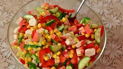 Man isst und kann gar nicht mehr aufhören. Salat mit Krabbensticks