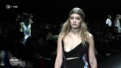 Gigi Hadid com o peito à mostra no desfile da Versace em Milão, 26/02/2016