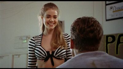 Denise Richards (cenas sensuais de Denise Richards em «Tammy and the T-Rex», 1994)