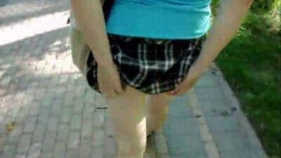 Дівчина показала свою пісю на природі