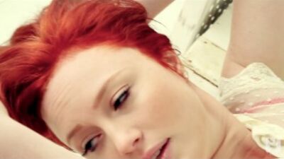 Molly Shaw, die rothaarige Frechdachs, zieht sich bis auf den Slip aus