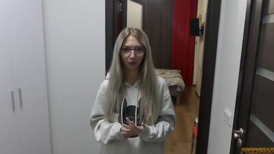 Una vicina russa vergine fa un pompino e si fa scopare nel culo. Porno amatoriale