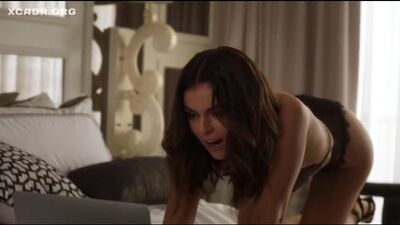 Серінда Свон (Serinda Swan) оголені груди, секс у серіалі «Футболісти» (2015, США)