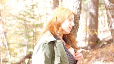 Camille Crimson - Masturbazione autunnale nel bosco