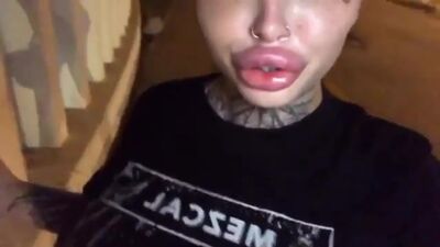 Lábios carnudos, miúda