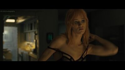 Маккензі Девіс (Mackenzie Davis) оголена у фільмі «Блейд Раннер 2049» (Blade Runner 2049, 2017) HD 1080p