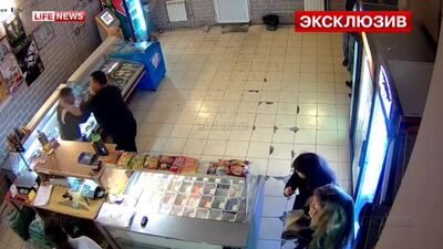 Ochroniarz sklepu odebrał awanturnikowi pistolet i posadził go w kącie