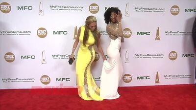 Stylizacje Mii Isabelli na czerwonym dywanie podczas gali XBIZ Awards 2017