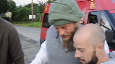 Os atores de Vikings, Travis Fimmel e Alexander Ludwig, a chegar ao piquenique Viking