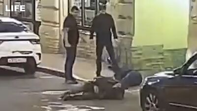 „Prügelei in St. Petersburg“: Ein Muskelprotz mit einer Pfefferspraydose hat seine Gegner an der Bar „in die Flucht geschlagen“
