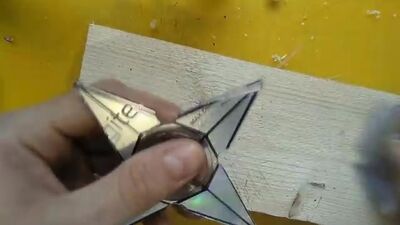 Eine coole Bastelidee aus einer GEWÖHNLICHEN CD oder DVD. WIE MAN AUS EINER CD EINEN SHURIKEN BASTELT