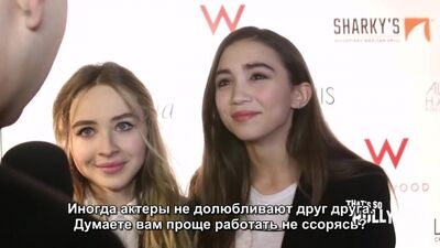 — Sabrina Carpenter e Rowan Blanchard na festa de 16.º aniversário de Paris Berels, em 2015. (Legendas em russo)