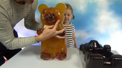Hacemos nosotros mismos un enorme osito de goma gigante con gusanos de gominola: el osito de goma más grande del mundo