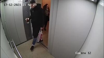 Dans l'ascenseur d'un gratte-ciel de Lipetsk, une caméra a filmé des hooligans ivres