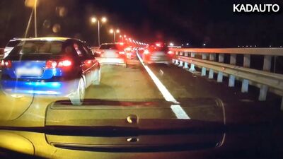 Kierowca zjeżdżający na pobocze zniszczył lusterko wsteczne. Wypadek drogowy. Obwodnica Primorska. Kaliningrad. 13.10.19