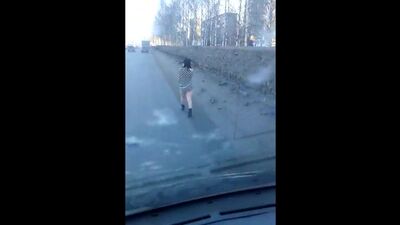 23.03.2017 Напівгола дівчина прогулюється узбіччям (Іжевськ)