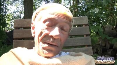 Un vagabundo mayor se folla por el culo a una rubia joven