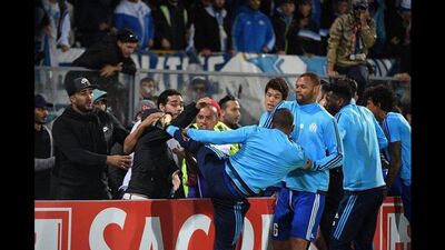 Evra ha dato un calcio in testa a un tifoso durante il riscaldamento della squadra