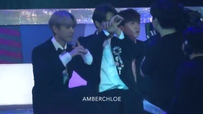 171201 EXO Kai und Baekhyun reagieren auf Taemins Auftritt bei den MAMA 2017