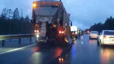 En una carretera a las afueras de San Petersburgo, se encontró el cadáver de una persona con la garganta cortada en el maletero de un coche durante un accidente de tráfico