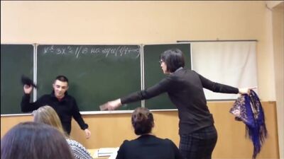 Er hat die Lehrerin beleidigt und dann von ihrem Sohn eine Tracht Prügel bekommen