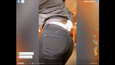 Sie hat in der Schule in einer Hose ihren Hintern und ihre Brüste gezeigt