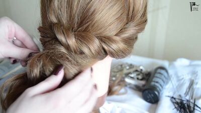 Um rabo de cavalo bonito e volumoso. Penteado para a noite