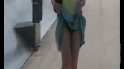 Жел оның белдемшесін көтереді, белдемшенің астындағы видео