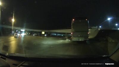 Автобус в'їхав у міст біля «Мегамагу». Січень 2017 року. Ростов-на-Дону