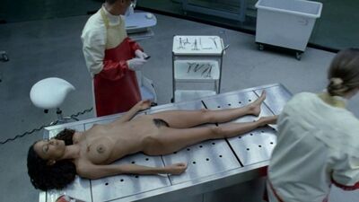 Тэнди Ньютон (2016 жылғы «Westworld» сериалының 1-маусымының 7-ші сериясындағы жалаңаш көріністер)