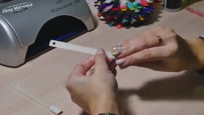 Wzór paznokci „Sweter”. Manicure w stylu dzianinowym