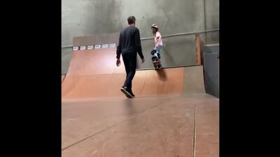 Tony Hawk hat beschlossen, seiner Tochter das Skateboardfahren beizubringen [NR]