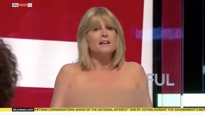 Rachel Johnson, do «Celebrity Big Brother», fica em topless em direto na televisão numa tentativa de influenciar o Brexit