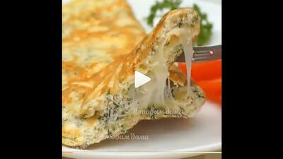 Omelete com queijo cottage e queijo (os ingredientes estão indicados na descrição do vídeo)