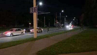 Un chauffeur de taxi de Minsk a sauvé un manifestant des mains de la police anti-émeute [NR]