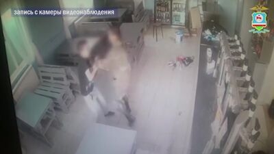 In einer Bar in Jakutsk hat ein Räuber eine junge Frau überfallen
