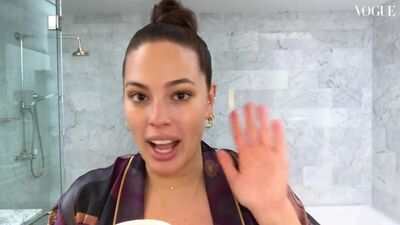 Ashley Graham spiega come prendersi cura di sé durante la gravidanza