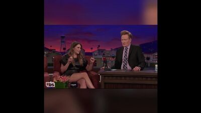 A atriz Elizabeth Olsen, conhecida pelo papel da Bruxa Vermelha em «Os Vingadores», diz palavrões em russo durante uma entrevista