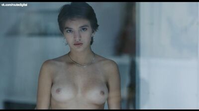 Laura Smet, Billie Blain Nude - A Sagrada Família (FR-2019) HD 1080p Ver Online / Laura Smet, Billie Blain - A Sagrada Família