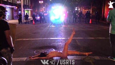 (18+) Atenea desnuda en Portland - Versión completa - Protestas en EE. UU. - 19/07/2020