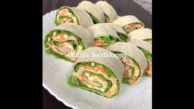 Um petisco rápido com pão lavash (os ingredientes estão indicados na descrição do vídeo)
