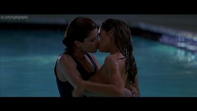 Neve Campbell e Denise Richards nude nel film "Wild Things" (1998) in 1080p